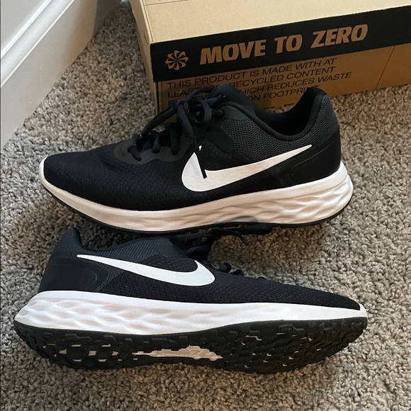 Nike Black and White Athletic Sneakers Nike Revolution 6 NN size 8.5 W - Picture 9 of 10